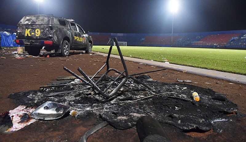 Evakuasi Bangkai Kendaraan usai Kerusuhan di Stadion Kanjuruhan - Bagian 3