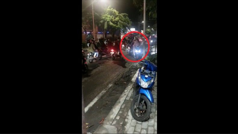 title Viral Oknum Bonek Pukul Pengendara Motor Saat Konvoi Kemenangan Persebaya, Ini Kata Polisi Viral Oknum Bonek Pukul Pengendara Motor Saat Konvoi Kemenangan Persebaya, Ini Kata Polisi