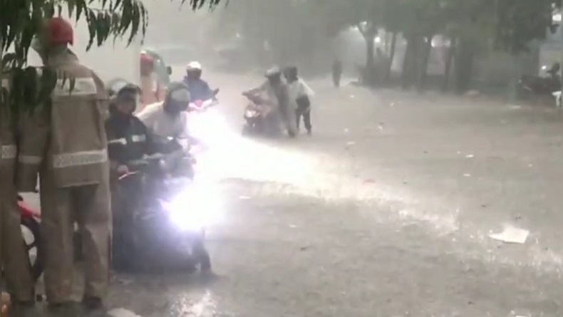 Gedebage Banjir, Arus Lalu Lintas Macet, Banyak Motor Mogok