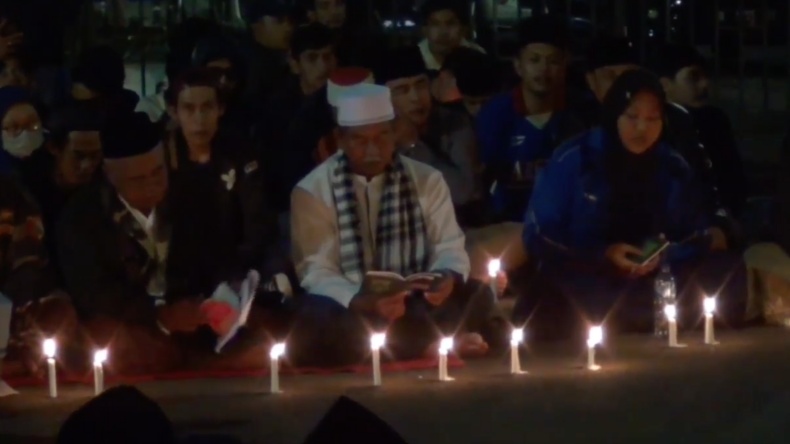 Ratusan Aremania Gelar Doa Bersama di Stadion Kanjuruhan
