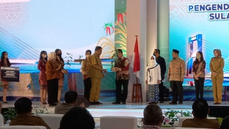 Gubernur Olly Serahkan 100.000 Bibit Cabai di Sulut