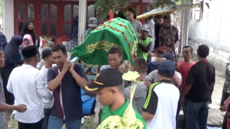Tangis Pilu Warnai Kedatangan Jenazah Korban Tragedi Kanjuruhan di Jombang