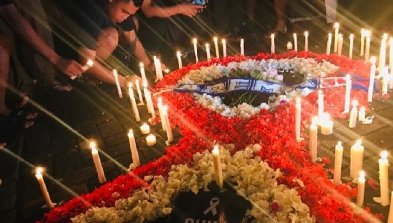 Ratusan Suporter di Bali Nyalakan Lilin Doakan Korban Kerusuhan Stadion Kanjuruhan