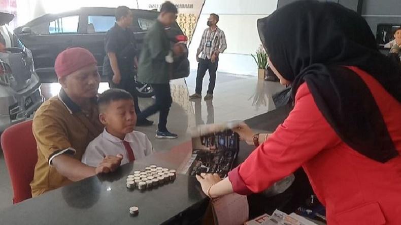 Suami Istri Pedagang Kelontong di Jambi Beli Mobil Rp168 Juta Pakai Koin, Dihitung 4 Jam