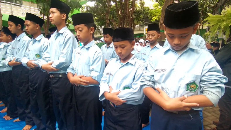 Merasa Prihatin, Siswa MTs di Jombang Salat Gaib Doakan Korban Tragedi Kanjuruhan