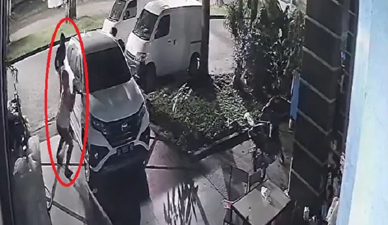 Terekam CCTV, 3 Pria Bertopeng Tebar Teror Rusak Mobil Warga Deliserdang