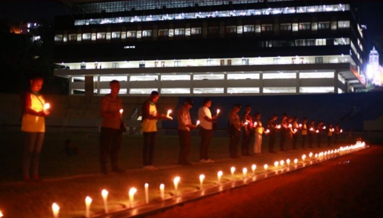 Kenang Korban Tragedi Kanjuruhan, Suporter Persewar Waropen Gelar Aksi Solidaritas Bakar Lilin