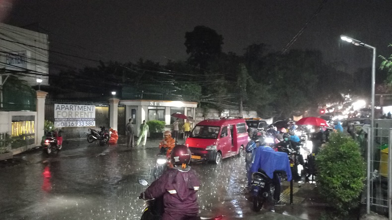 Banjir Landa Jalan Benda Bawah Depan TPU Jeruk Purut, Beberapa Motor Mogok