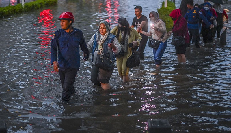 Banjir Rendam Kawasan Kemang Raya, Kendaraan Tidak Bisa Melintas - Bagian 4