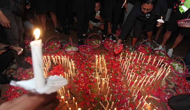 Ribuan Bonek Berbaju Hitam Doa Bersama untuk Aremania Korban Tragedi Kanjuruhan - Bagian 2