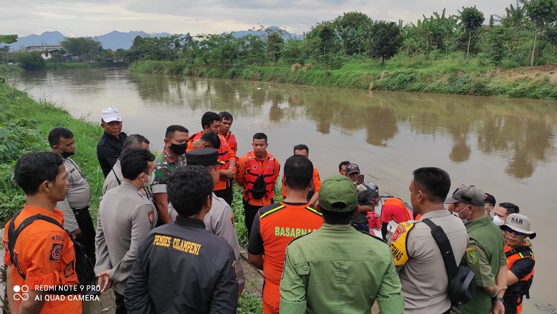 Pria Diduga Driver Ojol Ceburkan Diri ke Sungai Citarum Bandung 