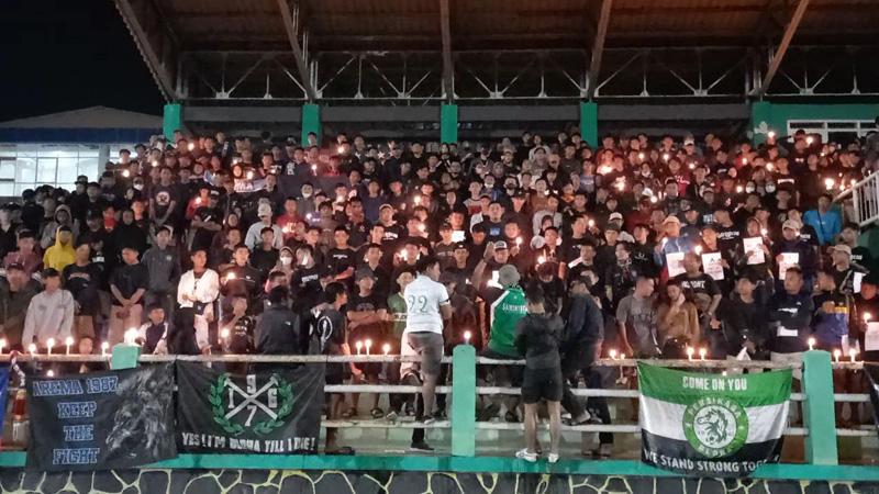  Duka Tragedi Kanjuruhan, Ribuan Suporter Persiku dan Persikaba Gelar Doa Bersama