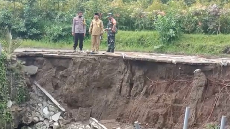 Jalan Penghubung 2 Dusun di Lobar Longsor, Mobil Angkut Hasil Tani Tak Bisa Lewat