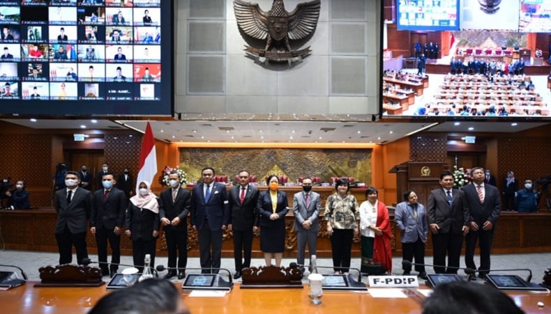 Tutup Masa Sidang, Puan Ajak Anggota DPR Heningkan Cipta Untuk Korban ...