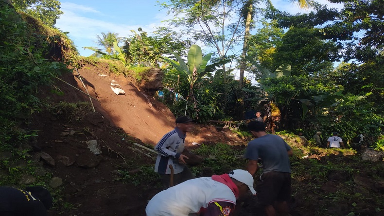 title TPT di Cikalongwetan KBB Ambruk Diterjang Longsor, Jalan Desa Tertutup Tanah TPT di Cikalongwetan KBB Ambruk Diterjang Longsor, Jalan Desa Tertutup Tanah