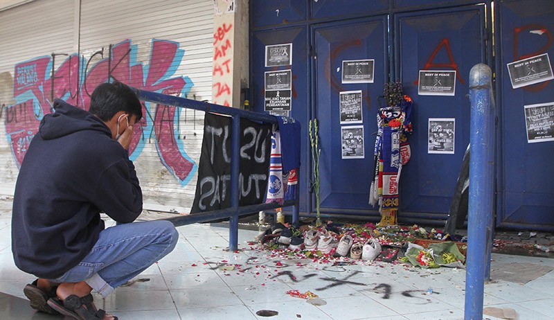 Penampakan Pintu Tribun 13 Stadion Kanjuruhan Dipenuhi Bunga dan Foto Korban - Bagian 2