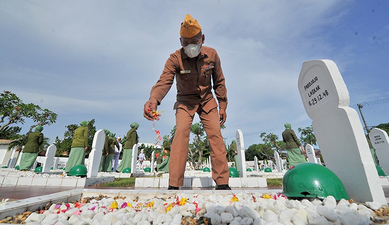 Ziarah Makam Pahlawan Sambut HUT ke-77 TNI - Bagian 1