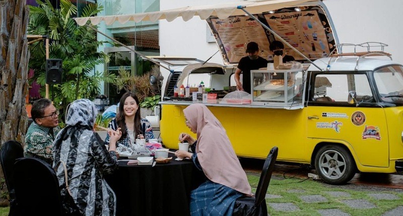 Dukung Pelaku Kuliner Bali, Wamenparekraf Angela Tanoesoedibjo Cicipi Menu Food Truck di BICC