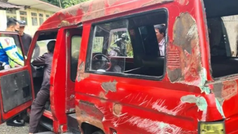 Angkut Mahasiswi, Angkot di Bukittinggi Kecelakaan hingga Terbalik
