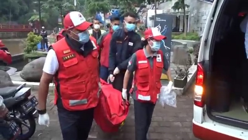 Jasad Lansia Pakai Kemeja Batik Ditemukan di Sungai Cikapundung Bandung