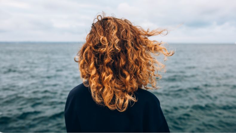 5 Kebiasaan yang Bisa Bikin Rambut Ikal Rusak, Kamu Pasti Belum Tahu