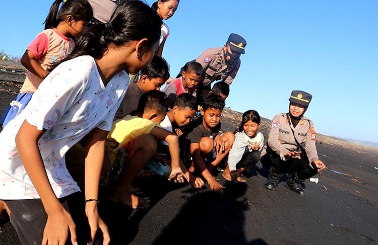 Sambangi Anak Pesisir, Polres Bantul Lepas Tukik di Pantai Samas