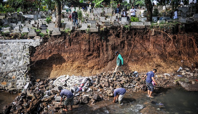TPU Sirnaraga Bandung Longsor, Warga Sisir Sungai Cari Tulang Manusia - Bagian 2