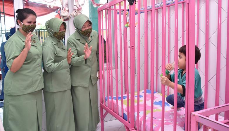 Momen Haru Istri Tentara Berbagi Kebahagiaan dengan Anak-anak Panti Asuhan Cacat Ganda