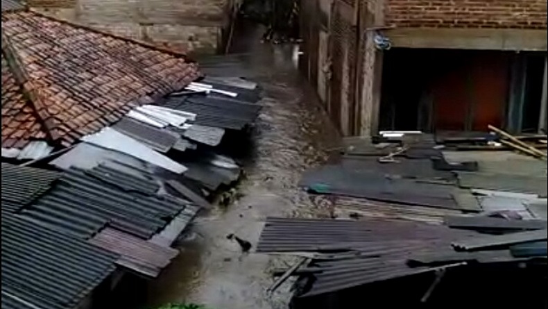 Banjir Terjang Parongpong KBB, Belasan Rumah Terendam Air Setinggi 1,5 Meter