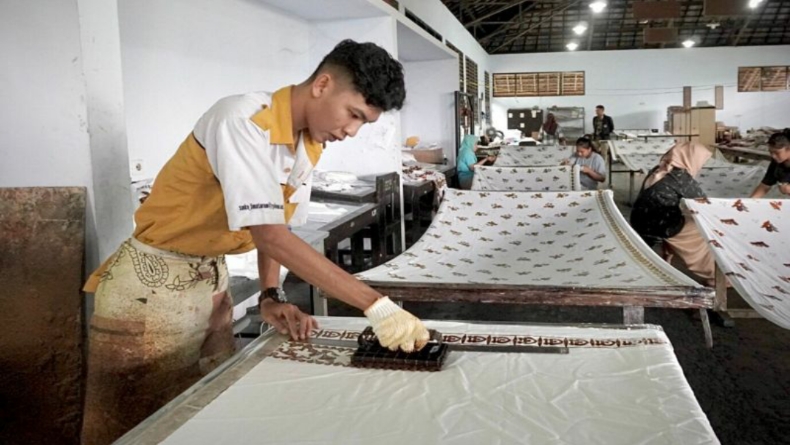 title Keren, Batik Sasambo Karya Siswa SMKN 5 Mataram Dikirim ke Arab Saudi untuk Seragam Sekolah Keren, Batik Sasambo Karya Siswa SMKN 5 Mataram Dikirim ke Arab Saudi untuk Seragam Sekolah