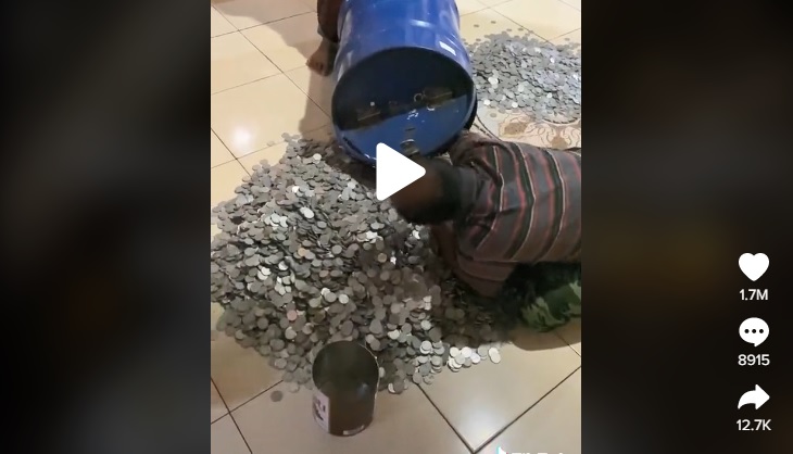 Viral Video 1 Keluarga Bongkar Celengan Uang Koin dalam Drum Hasil Menabung 1,5 Tahun