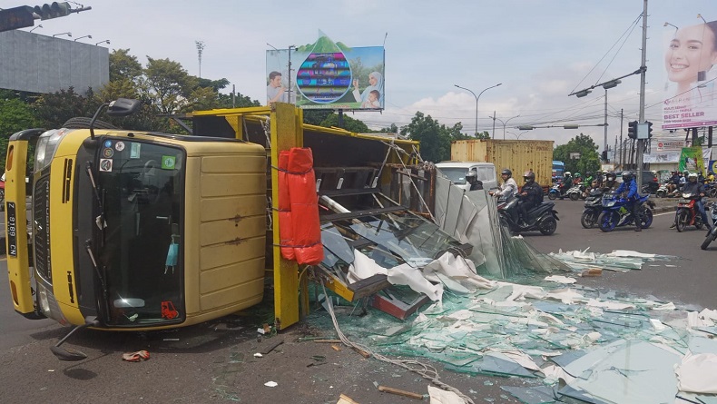 Truk Pikap Bawa Kaca Terguling di Buahbatu Bandung, Lalu Lintas Sempat Macet
