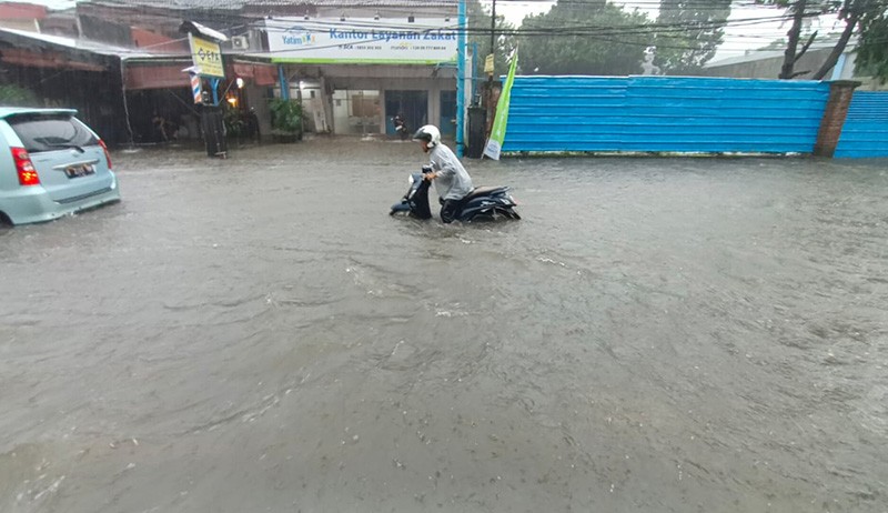 Pengendara Nekat Lewati Banjir di Jalan Cirendeu Raya - Bagian 4