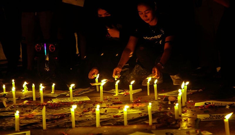 Solidaritas Korban Tragedi Kanjuruhan, Suporter Ultras Garuda Nyalakan 1.000 Lilin - Bagian 2