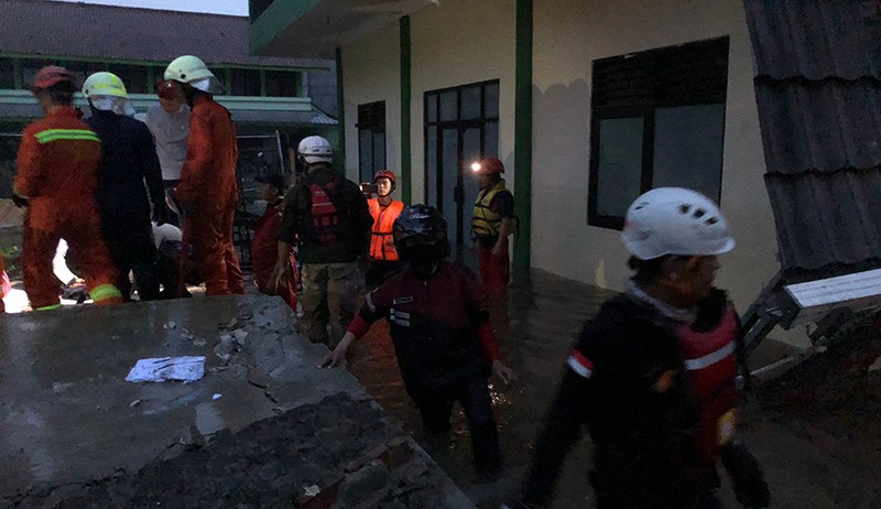 Suasana MTS Negeri 19 Pondok Labu, Tim SAR Masih Cari Korban Tertimpa Tembok - Bagian 3