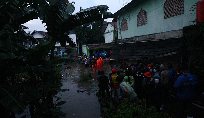 Suasana MTS Negeri 19 Pondok Labu, Tim SAR Masih Cari Korban Tertimpa Tembok - Bagian 4