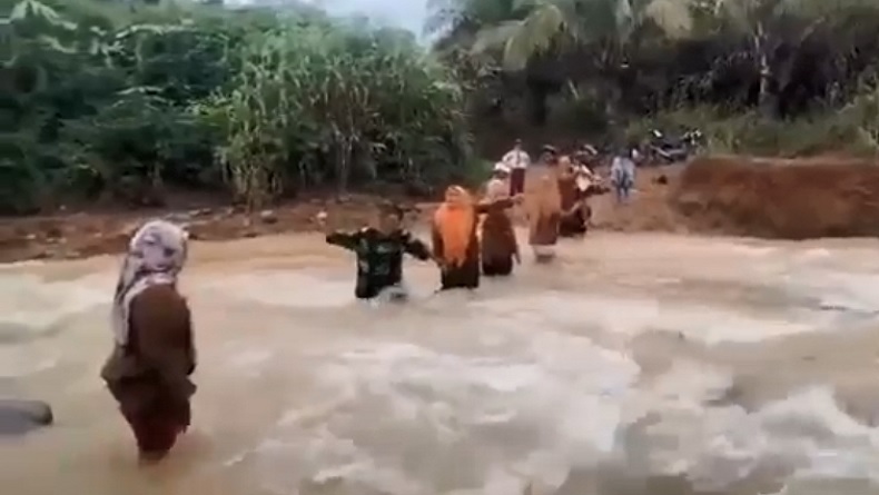 Potret Perjuangan Siswa di Madina ke Sekolah, Jalan Kaki Masuk Hutan hingga Bertemu Hewan Buas