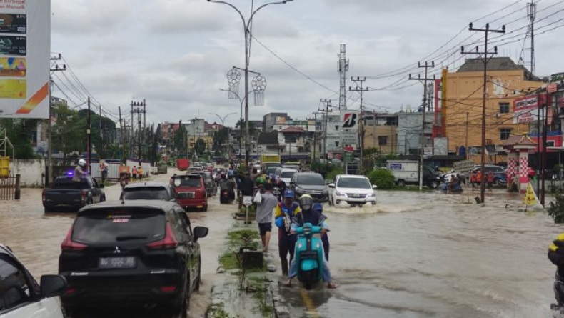 Sejumlah Ruas Jalan di Kota Palembang Tergenang karena Air Sungai Musi Meluap, Lalin Macet