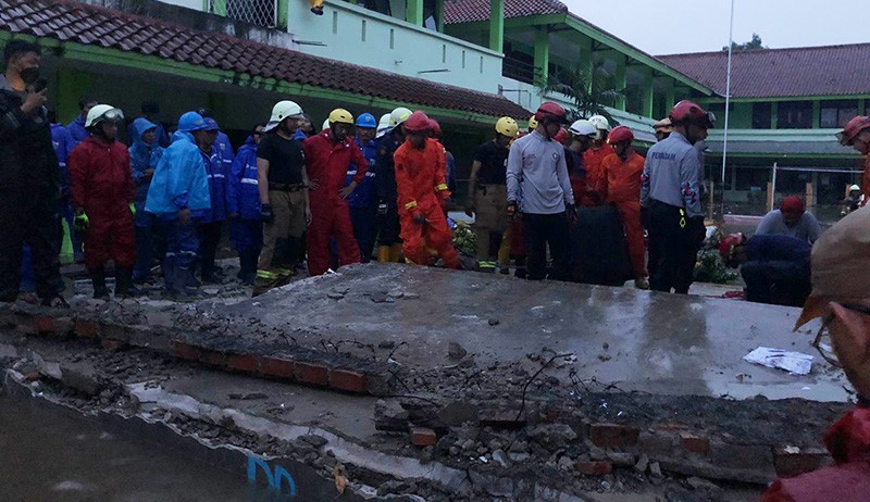 Suasana MTS Negeri 19 Pondok Labu, Tim SAR Masih Cari Korban Tertimpa Tembok - Bagian 1