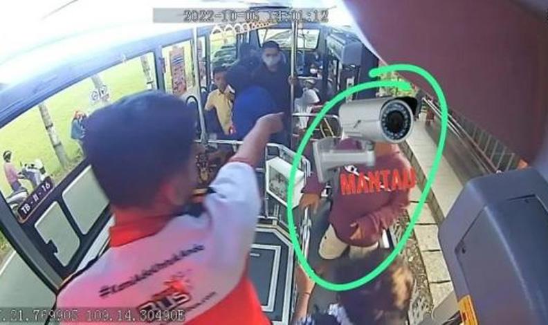  Terekam CCTV, Pria Ini Lakukan Pelecehan terhadap Perempuan di Bus Trans Banyumas