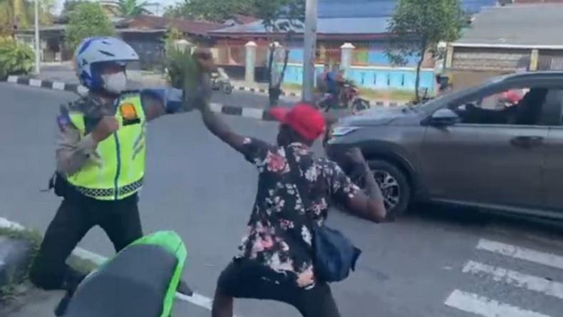 Disetop gegara Tak Pakai Helm, Pria Pengendara Motor di Manokwari Pukul Polantas