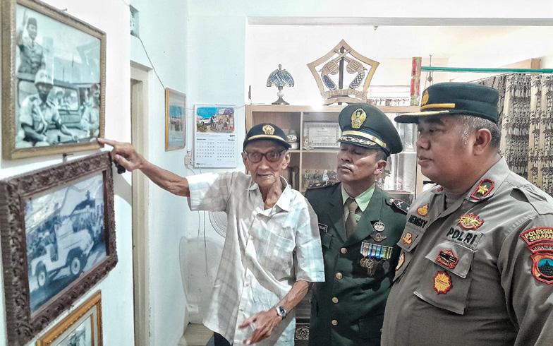  Momen Haru Pertemuan Prajurit TNI dan Polri dengan Veteran Perang Kemerdekaan 