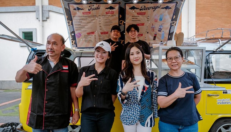 Dukung Pelaku Kuliner Bali, Wamenparekraf Angela Tanoesoedibjo Cicipi Sajian Food Truck di BICC  - Bagian 3