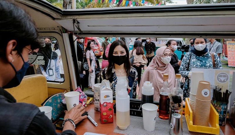 Dukung Pelaku Kuliner Bali, Wamenparekraf Angela Tanoesoedibjo Cicipi Sajian Food Truck di BICC  - Bagian 2