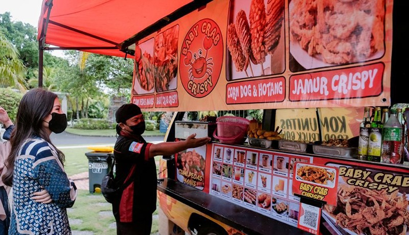 Dukung Pelaku Kuliner Bali, Wamenparekraf Angela Tanoesoedibjo Cicipi Sajian Food Truck di BICC  - Bagian 1