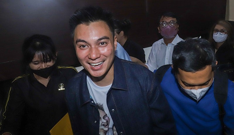 Ekspresi Baim Wong Tertawa saat Akan Diperiksa soal Kasus Video Prank KDRT  - Bagian 2