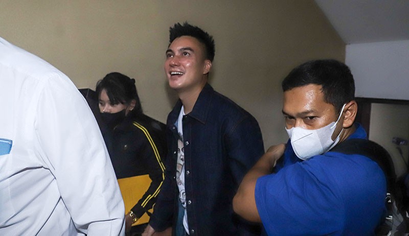 Ekspresi Baim Wong Tertawa saat Akan Diperiksa soal Kasus Video Prank KDRT  - Bagian 5