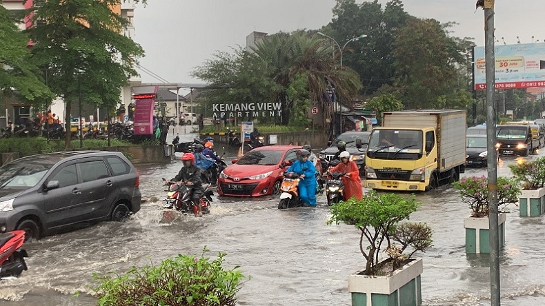 Banjir di Jalan Raya Pekayon Bekasi, Banyak Motor Mogok