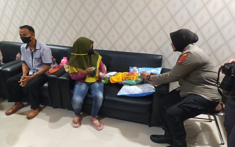 Bayi Korban Adopsi Ilegal Dipertemukan dengan Ibu Kandungnya di Polres Bogor