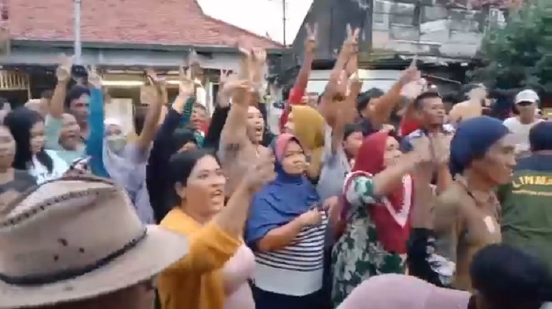 Jagoannya Kalah Tipis, Puluhan Emak-emak Protes Hasil Pilkades Serentak Situbondo